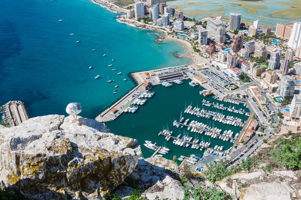 Hög vinkel utsikt över småbåtshamnen i calpe, alicante, Spanien — Stockfoto