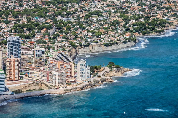 Costa del Mediterráneo Resort Calpe, España con Mar y Lago — Foto de Stock