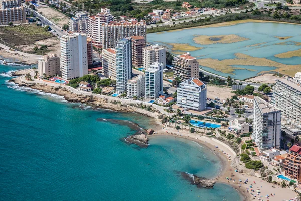 Akdeniz sahil şeridi çare calpe, İspanya ile deniz ve göl — Stok fotoğraf