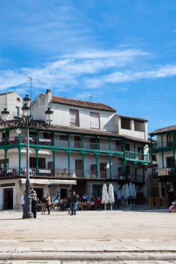 madrid yakınlarındaki küçük bir kasabada tarihi chinchon görünümünü