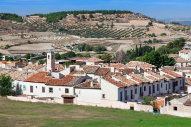 madrid yakınlarındaki küçük bir kasabada tarihi chinchon görünümünü