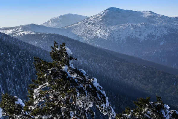 Zasněžené hory a "bola del mundo" v navacerrada, madrid, Španělsko — Stock fotografie