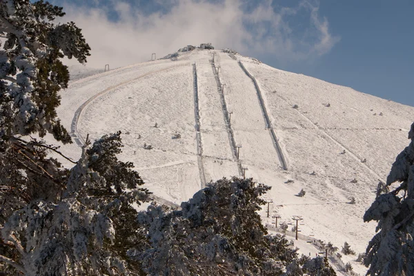 雪に覆われた山々 と「ボラ ・ デル ・ ムンド」ナバセラダ、マドリード、スペインで — ストック写真