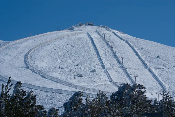 Montagnes enneigées et "bola del mundo" en Navacerrada, Madrid, Espagne — Photo