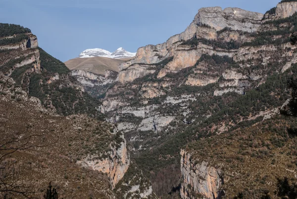 Vrcholy v anisclo údolí, národní park ordesa, Pyreneje, odstín — Stock fotografie