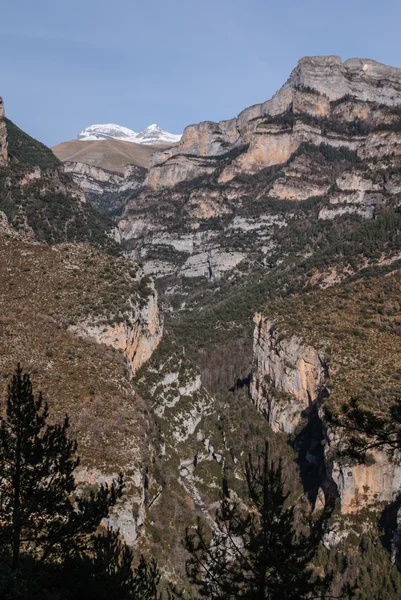 Vrcholy v anisclo údolí, národní park ordesa, Pyreneje, odstín — Stock fotografie