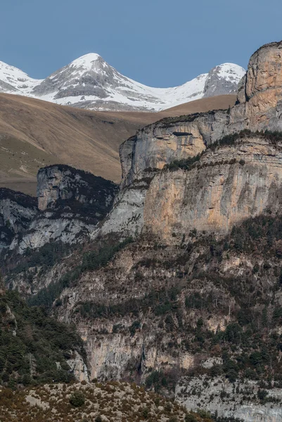 Пинаклы в долине Аниско, Национальный парк Ордеса, Пиренеи, Хюэ — стоковое фото
