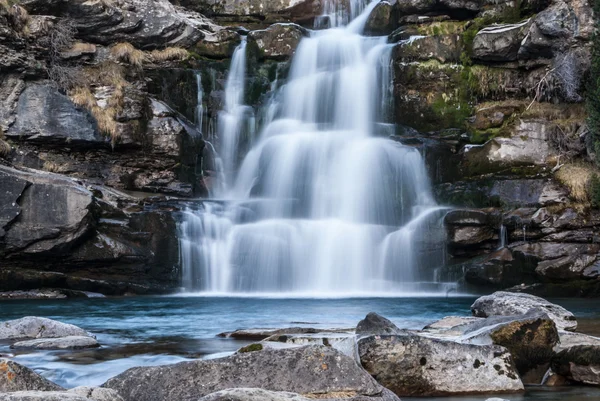 Cascade dans un parc national espagnol "Ordesa et Monte Perdido Nat — Photo