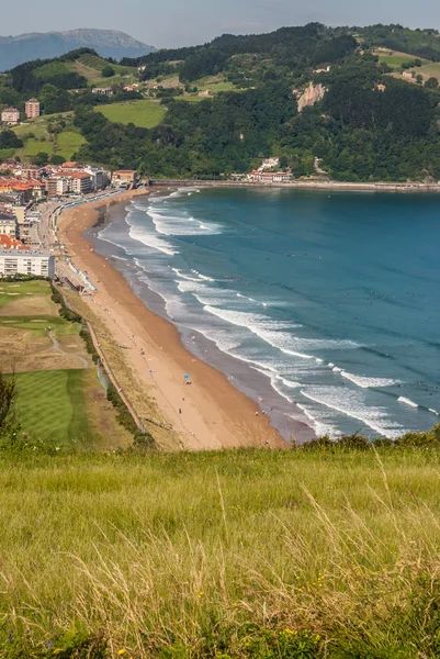 Vista panorámica de Zarautz con Guetaria en el fondo en una b — Foto de Stock