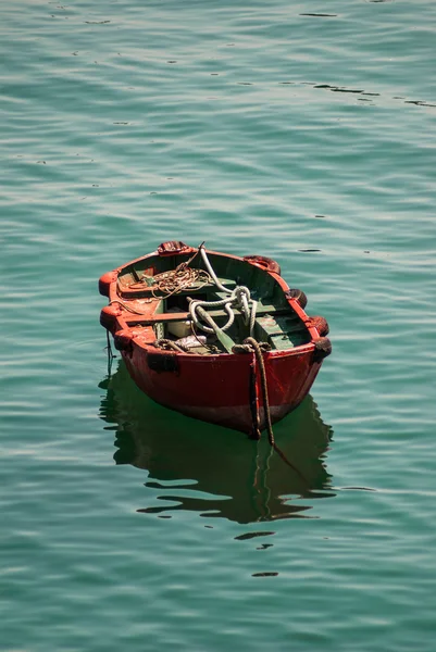 Barco de madera en el agua en la españa sebastiana gsan, europa — Foto de Stock