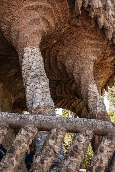 Parque de Barcelona Güell cuento de hadas casa de mosaico en la entrada — Foto de Stock