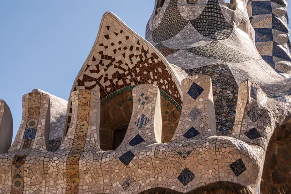 Parque de Barcelona Güell cuento de hadas casa de mosaico en la entrada — Foto de Stock