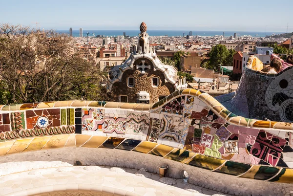 Барселонский парк Гуэль из плитки Гауди мозаичный змеиный режим скамейки — стоковое фото