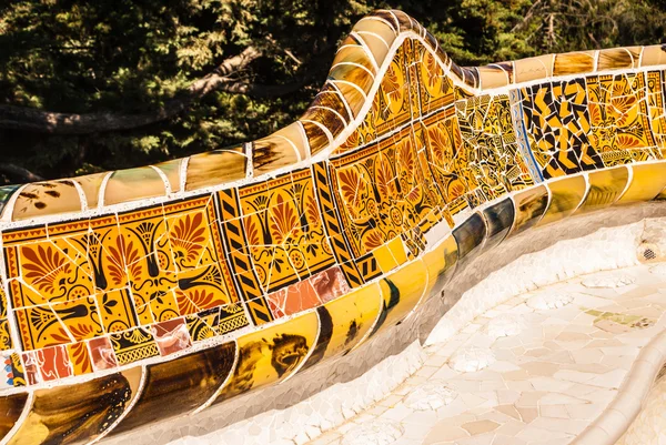 Barcellona Park Guell di Gaudì piastrelle mosaico modalità panchina serpentina — Foto Stock