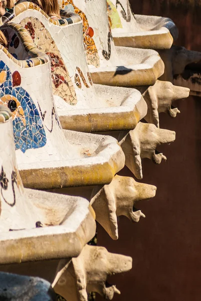 บาร์เซโลนาสวน Guell ของ Gaudi กระเบื้องโมเสคโหมดม้านั่งงูพิษ — ภาพถ่ายสต็อก