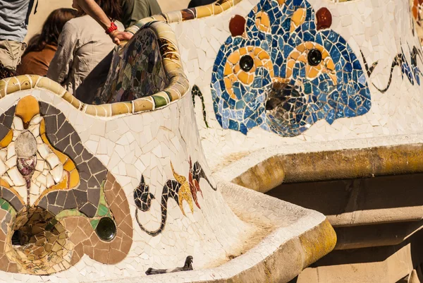 Barcelona Park Güell de azulejos de Gaudí mosaico serpentina modo banco — Foto de Stock