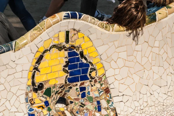 Barcelona Park Guell of Gaudi tiles mosaic serpentine bench mode — Stock Photo, Image