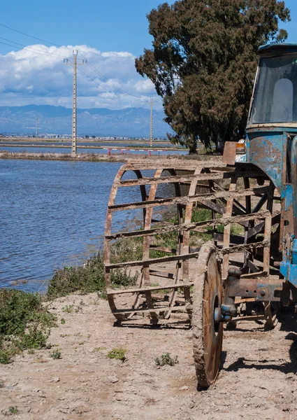 拖拉机在稻田里工作的辛苦一天后 — 图库照片