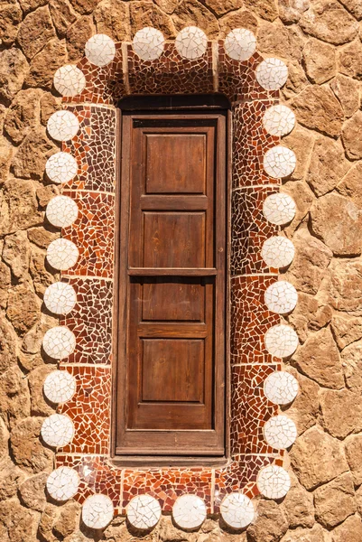 Parque de Barcelona Güell cuento de hadas casa de mosaico en la entrada — Foto de Stock