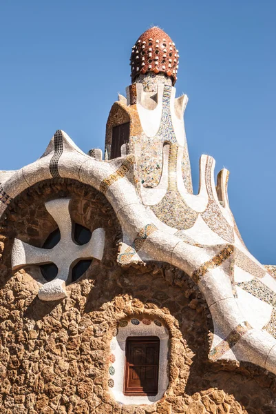 Barcelona park guell sprookje mozaïek huis op ingang — Stockfoto