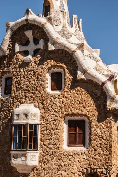 Barcelona park guell pohádky mosaic house na vstup — Stock fotografie