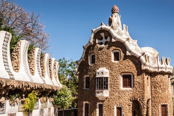 Barcellona parco Guell fiaba mosaico casa all'ingresso — Foto Stock