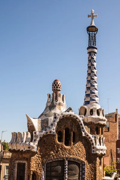 Barcelona parque Guell casa de mosaico conto de fadas na entrada — Fotografia de Stock