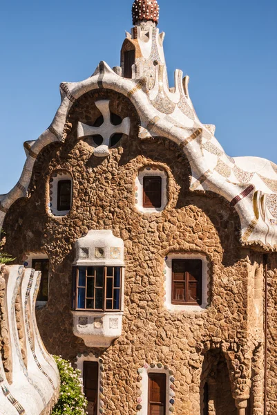 Barcelona parque Guell casa de mosaico conto de fadas na entrada — Fotografia de Stock