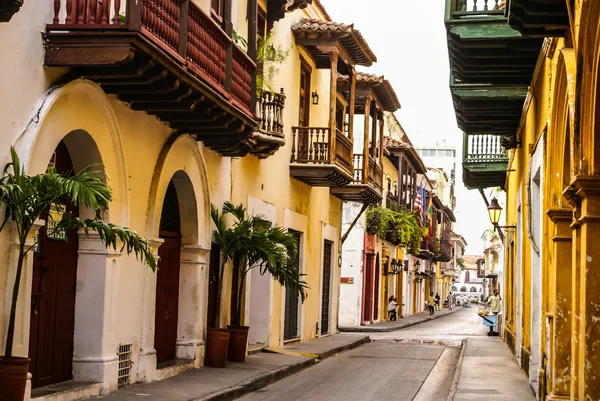 在一条旧街哥伦比亚卡塔赫纳举行的典型街景 — 图库照片