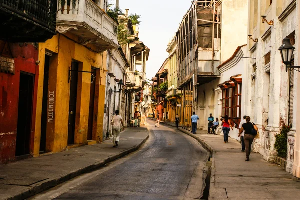 Typický pouliční scéna v cartagena, Kolumbie ulice se starými — Stock fotografie