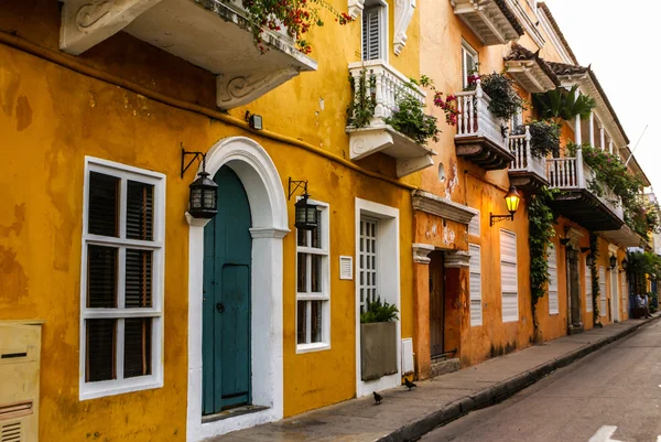 Typical street scene in Cartagena, Colombia of a street with old — Stock Photo, Image