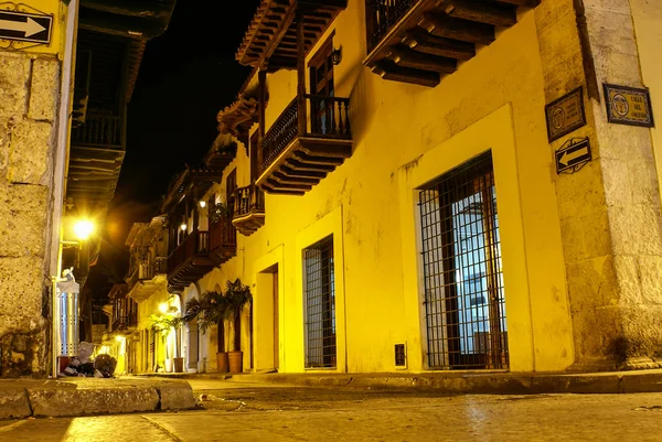 Typical street scene in Cartagena, Colombia of a street with old — Stock Photo, Image