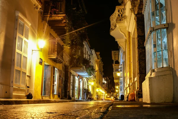 Typical street scene in Cartagena, Colombia of a street with old — Stock Photo, Image