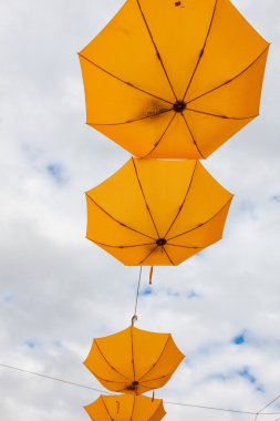 Arka plan renkli şemsiye sokak dekorasyonu