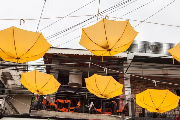 Calle decorada con sombrillas amarillas — Foto de Stock