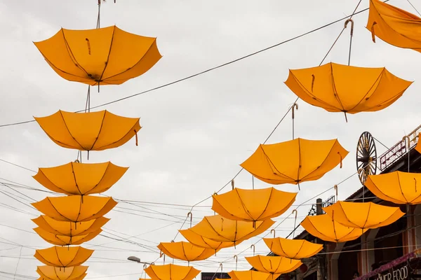 Pozadí barevný deštník pouliční dekorace — Stock fotografie