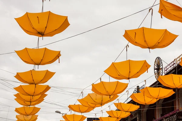 Fundo colorido guarda-chuva rua decoração — Fotografia de Stock