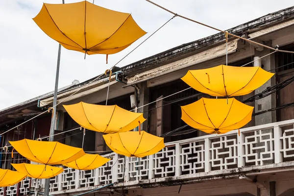 Achtergrond kleurrijke paraplu straat decoratie — Stockfoto