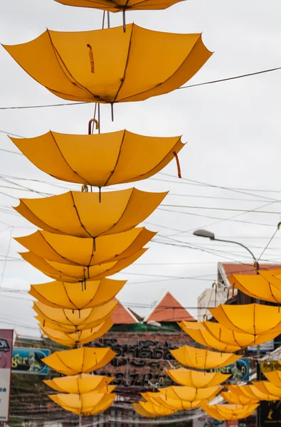 Ulice zdobí žluté slunečníky — Stock fotografie
