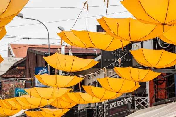 Achtergrond kleurrijke paraplu straat decoratie — Stockfoto