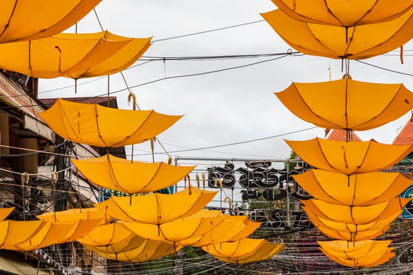 色彩艳丽的雨伞街道装饰 — 图库照片