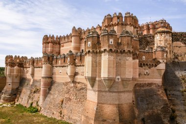 bir sur inşa Coca Kalesi (castillo de coca) olduğunu