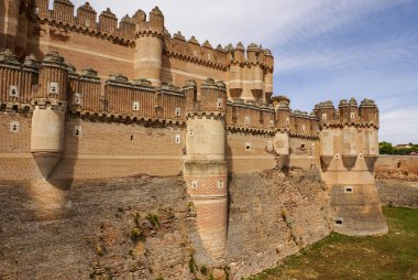 bir sur inşa Coca Kalesi (castillo de coca) olduğunu