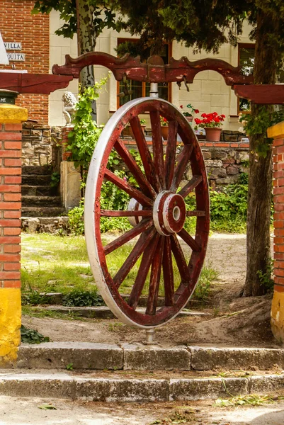 Dekoratif ahşap tekerlek, medina del campo, İspanya — Stok fotoğraf