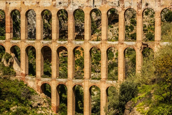 Starý akvadukt v nerja, costa del sol, Španělsko — Stock fotografie