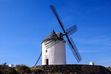 Cervantes'in don Kişot yel değirmenleri ve consuegra castle. Kastilya la