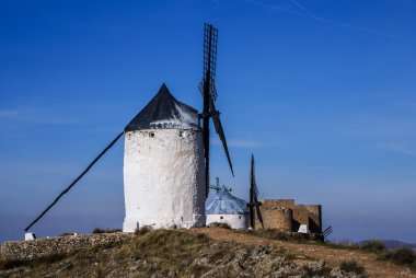 Cervantes'in don Kişot yel değirmenleri ve consuegra castle. Kastilya la
