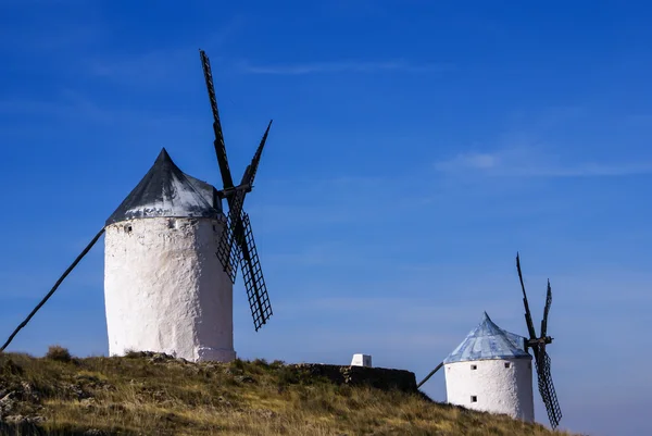 Moinhos de vento Cervantes Don Quixote e castelo de Consuegra. Castela La — Fotografia de Stock