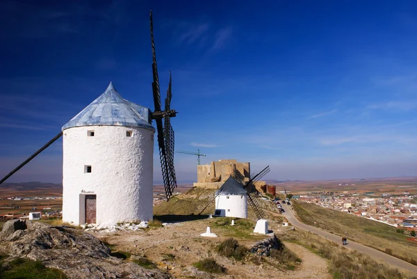 Moinhos de vento Cervantes Don Quixote e castelo de Consuegra. Castela La — Fotografia de Stock