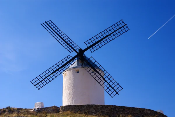 Cervantes Don Quixote windmills and Consuegra castle. Castile La — Stock Photo, Image